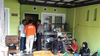 Seorang saksi menceritakan, awalnya ada warga yang mendengar suara rintihan dari dalam rumah korban yang bernama Meta Novita Handayani (38). Bersama beberapa warga lainnya, mereka masuk ke dalam rumah itu.  (Foto: Angling Adhitya Purbaya/detikcom)