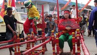 Pagi ini para Tatung melakukan ritual cuci jalan di Singkawang. Selain berkeliling di jalan, mereka juga singgah ke vihara atau pekong untuk meminta berkah (Randy/detikTravel)