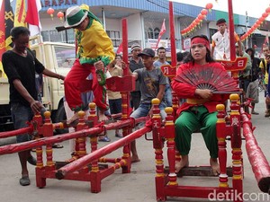 Persiapan Cap Go Meh, Tatung Cuci Jalanan Singkawang