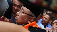 Setelah itu, Asrun yang menyusul anaknya masuk ke mobil tahanan. Asrun tampak berjaket kulit warna hitam serta berpeci hitam.