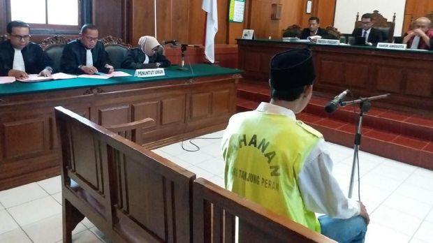 Terdakwa menjalani sidang