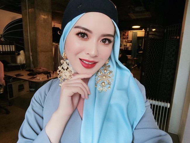 Ayana Moon juga pernah tampil bold dengan dark lipstik untuk pemotretan. Ia mengaku tidak berani berpenampilan seperti ini di kesehariannya, dan lebih senang tampil natural. Foto: Instagram Ayana Moon
