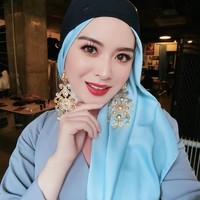 Ayana Moon juga pernah tampil bold dengan dark lipstik untuk pemotretan. Ia mengaku tidak berani berpenampilan seperti ini di kesehariannya, dan lebih senang tampil natural. Foto: Instagram Ayana Moon