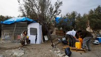 Mereka yang menetap dengan tidak ada batas waktu ini bertahan hidup dengan mengharapkan belas kasih orang lain. (Ronen Zvulun/Reuters)