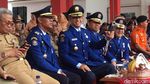 Saat Anies Dipanggul Para Pemadam di Momen Nyaris Seabad Damkar DKI