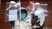 Barang bukti tersebut disita dalam operasi tangkap tangan (OTT) yang menyeret Wali Kota Kendari Sulawesi Tenggara dan ayahnya yang sedang ikut dalam Pilgug Sultra.