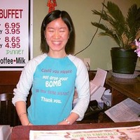 Kaus dengan tulisan seperti ini juga kurang pantas dipakai orang yang tampaknya bekerja di sebuah restoran. Foto: Istimewa