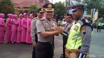 Briptu Erlangga yang Sabar Digigit Emak-emak Hingga Diberi Penghargaan