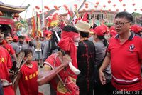 Persiapan Cap Go Meh, Tatung 'Cuci' Jalanan Singkawang