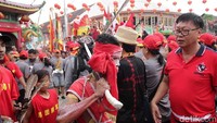 Tak sedikit juga yang membawa senjata tajam sebagai properti. Ekstrim (Randy/detikTravel)
