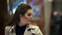 Sebelum bertugas di Gedung Putih, Hicks pernah menjadi ajudan putri Trump, Ivanka. Diketahui juga bahwa Hicks pernah menjadi model untuk lini fashion Ivanka. Foto: Drew Angerer/Getty Images/AFP