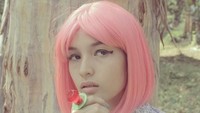 Dengan wig pink, bold eyeliner, dan permen cincin ditangannya, Chelsea ingin tampil beda. Saat itu usianya masih 17 tahun. Foto: Intagram @chelseaislan
