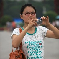 Tulisan di kaus wanita itu juga membingungkan dan bernada rasis. Foto: Istimewa