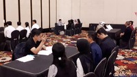 Para peserta tes wawancara terlebih dahulu menyerahkan berkas CV dan nomor peserta. Setelah itu para peserta akan mengikuti tes wawancara.
