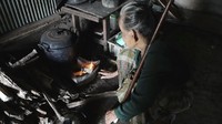 Hidup miskin di usia senja harus dijalani nenek, Tio Daeng Tene (81). Warga Sandi, Kelurahan Pattalassang, Kecamatan Pattalassang, Kabupaten Takalar, Sulawesi Selatan itu juga harus merawat dua putranya yang mengalami gangguan jiwa.