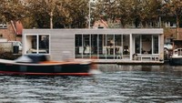 Sisi depan rumah ini menghadap ke bagian pemandangan sungai, sedangkan bagian belakangnya adalah jalan raya. Istimewa/Inhabitat