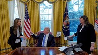 Hicks yang mantan model ini, ditunjuk menjadi Direktur Komunikasi Gedung Putih untuk menggantikan Anthony Scaramucci yang dipecat pada Juli 2017. Dalam foto ini terlihat Hicks sedang mendampingi Trump di Ruang Oval Gedung Putih. Foto: REUTERS/Kevin Lamarque/File Photo