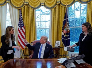 Gara-gara Kerja untuk Trump, Jubir Gedung Putih Diusir Restoran