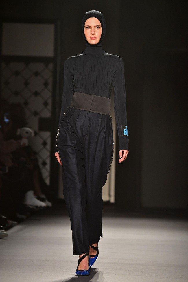 Di Indonesia, hijab berbentuk serupa juga pernah dipamerkan desainer Norma Hauri pada Jakarta Fashion Week 2018. Hijab instan seperti itu juga mirip hijab olahraga di Indonesia, yaitu Noore dan Specs Active.  Foto: Getty Images