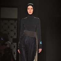 Di Indonesia, hijab berbentuk serupa juga pernah dipamerkan desainer Norma Hauri pada Jakarta Fashion Week 2018. Hijab instan seperti itu juga mirip hijab olahraga di Indonesia, yaitu Noore dan Specs Active.  Foto: Getty Images
