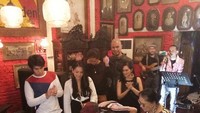 Rayakan ulang tahun putra sulungnya, Al, Dhani hadirkan banyak cake cokelat. Yang niup lilinnya Al atau Shafeea ya? Foto: Instagram ahmaddhaniprast