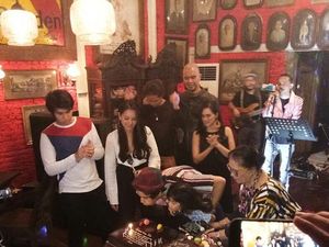 Momen Ahmad Dhani Makan Bersama Keluarga hingga Lukisan Keren dari Sisa Kopi