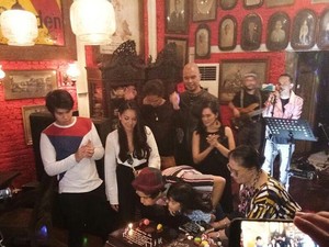Momen Ahmad Dhani Makan Bersama Keluarga hingga Lukisan Keren dari Sisa Kopi