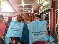 Ajak Peduli Lingkungan, Cawalkot Yossi Bagikan Tas Kain