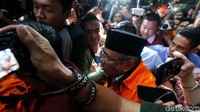 Adriatma dan Asrun terjaring operasi tangkap tangan (OTT) KPK karena menerima suap Rp 2,8 miliar.
