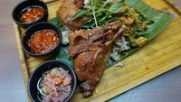 Mampir ke GIOI, Senopati Anda bisa memesan bebek goreng dengan 3 pilihan sambal. Porsinya besar sehingga bisa disantap berdua. GIOI Signature Crispy Duck Half dibandrol dengan harga Rp 180.000. Nasi gurih dengan paduan jukut kalasan hingga sambal. Enak! Foto: Istimewa