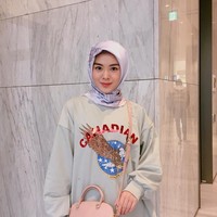 Ia pun kerap kali tampil kasual dengan hijab segi empat diikat kencang di bagian belakang. Bagi kamu yang suka gaya idol Korea, pemakaian oversized sweater ini bisa diikuti. Foto: Instagram Ayana Moon