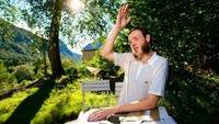Adalah Martin Andre, seorang warga yang bekerja di pembangkit hidroelektrik di sana yang membuat cermin raksasa tersebut di tahun 2013. Dia membuat tiga cermin khusus berukuran 17 meter persegi dan diletakan di atas lereng gunung setinggi 450 meter. Cerminnya menggunakan metode heliostat (Varden)
