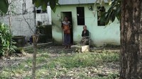 Mau diapa karena bantuan pemerintah tidak ada. Jadi biar bagaimana kami sebagai tetangga harus bantu dia walau pun hanya ala kadarnya, kata Haji Sambara, tetangga Tio.