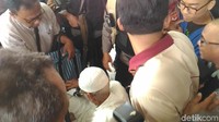 Menggunakan kursi roda, Baasyir kemudian diarahkan masuk ke ruang pemeriksaan di RSCM Kencana. (Foto: Samsdhuha Wildansyah/detikcom)