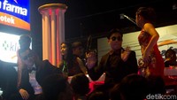 Ada juga yang berpakaian layaknya mafia di film Hong Kong. Mirip mafia atau mirip Psy Gangnam Style ya? (Randy/detikTravel)