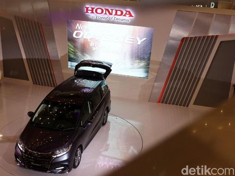 Honda Prospect Motor meluncurkan Odyssey model terbaru. Mobil tersebut dijual dengan harga Rp 720.000.000 untuk warna Super Platinum Metallic. Sementara warna lainnya dibanderol dengan harga Rp 723.000.000.