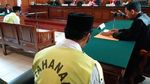 Foto: Bonek dan Pesilat Bersitegang di Sidang Kasus Ujaran Kebencian