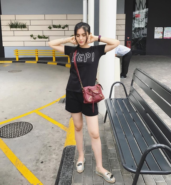 Angela Lee yang memiliki followers lebih dari 690 ribu di Instagram itu tampil casual dengan slip on sneakers dari brand Chiara Ferragni seharga Rp 3 jutaan dan tas classic city mini Balenciaga seharga Rp 22 jutaan. Foto: Instagram