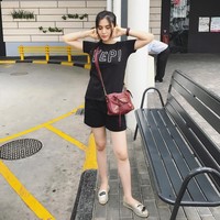 Angela Lee yang memiliki followers lebih dari 690 ribu di Instagram itu tampil casual dengan slip on sneakers dari brand Chiara Ferragni seharga Rp 3 jutaan dan tas classic city mini Balenciaga seharga Rp 22 jutaan. Foto: Instagram
