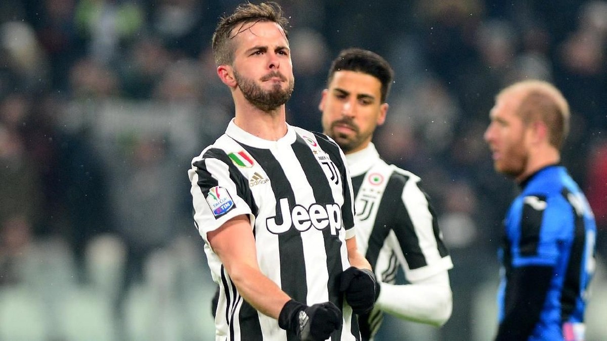 Miralem Pjanic mengabaikan rumor soal masa depannya di Juventus (Foto: Massimo Pinca/Reuters)