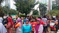Karena banyak warga yang berkumpul petugas keamanan Pasar Festival harus menjaga agar warga tidak menutupi pintu masuk.