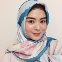 Gaya hijab segiempat khas hijabers Korea ini juga sangat sederhana. Biasanya ia memakai hijab segi empat yang dilipat jadi segitiga kemudian direkatkan di bawah dagu. Foto: Instagram Ayana Moon