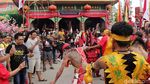 Foto: Atraksi Tatung Cuci Jalan di Singkawang