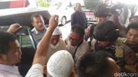 Baasyir kemudian dipapah menuju kursi roda. (Foto: Samsudhuha Wildansyah/detikcom)