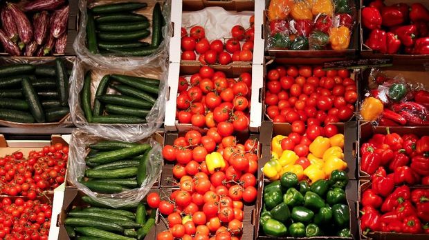 FILE PHOTO: Organic vegetables are pictured in an organic supermarket in Berlin, Germany, January 31, 2013.   REUTERS/Fabrizio Bensch/File Photo