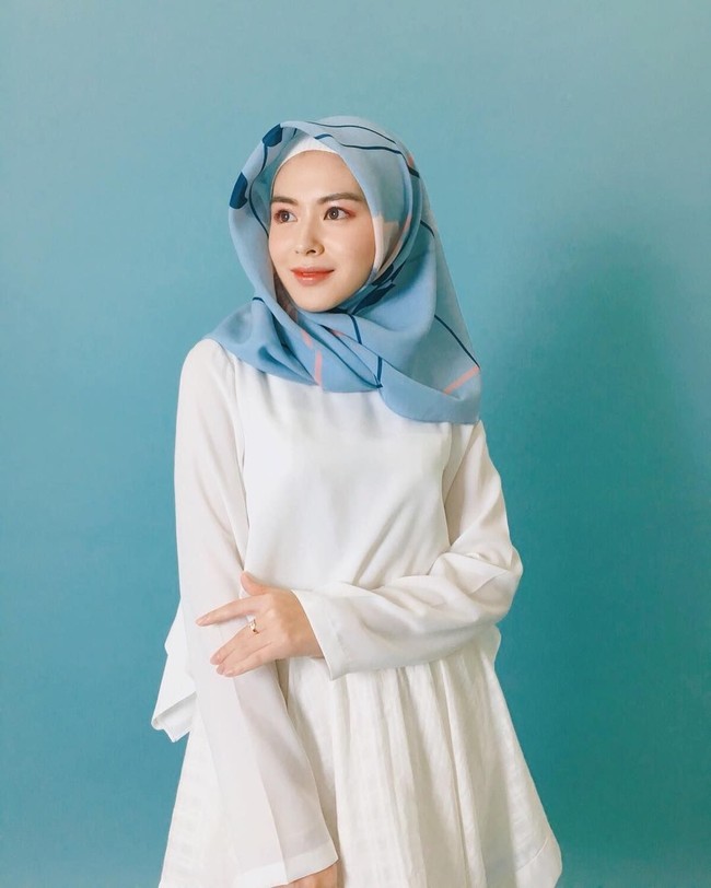 Untuk sesi pemotretan, Ayana Moon mengeksplor lebih banyak gaya hijab. Seperti saat ia pemotretan dengan salah satu merek lokal Indonesia ini. Foto: Instagram Ayana Moon