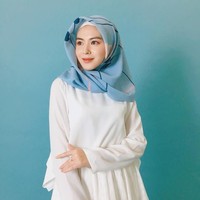 Untuk sesi pemotretan, Ayana Moon mengeksplor lebih banyak gaya hijab. Seperti saat ia pemotretan dengan salah satu merek lokal Indonesia ini. Foto: Instagram Ayana Moon