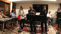 ‘Ku Tak Bisa’ (Slank), ‘Juwita Malam’ (Slank), dan ‘Dia’ (Anji) sudah masuk ke dalam daftar lagu mereka. Foto: Instagram Triawan Munaf