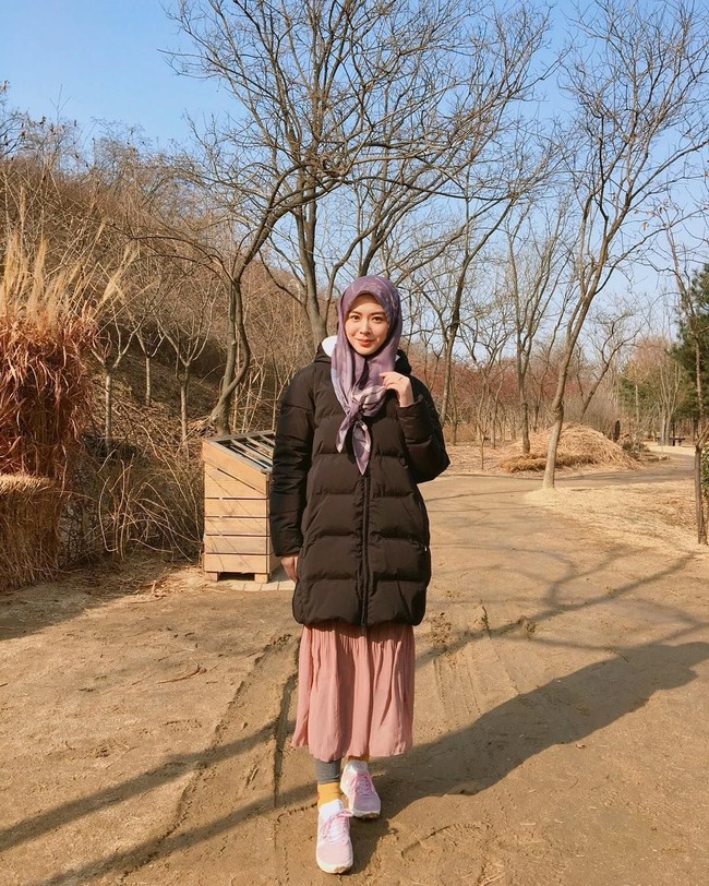 Ayana Moon juga sering mengikat hijab segi empatnya di bagian depan. Hijabnya yang menutup dada ini tampak cantik dan sederhana. Foto: Instagram Ayana Moon