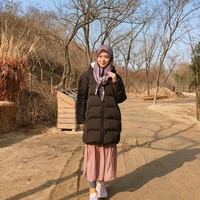 Ayana Moon juga sering mengikat hijab segi empatnya di bagian depan. Hijabnya yang menutup dada ini tampak cantik dan sederhana. Foto: Instagram Ayana Moon